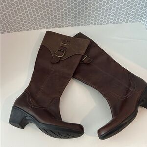 Clarks Bendable Brown Knee High Boots Full Zip
Faux Brass Buckle 2”Heel Size 6 M